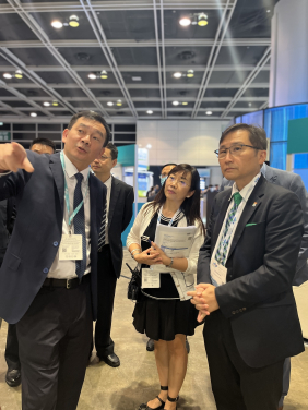Vice Mayor of Chengdu, (left) Wang Qian, visits the exhibition booth of HKU and has a discussion with (right) Dr Alfred Tan, Deputy Director of the Technology Transfer Office of HKU.