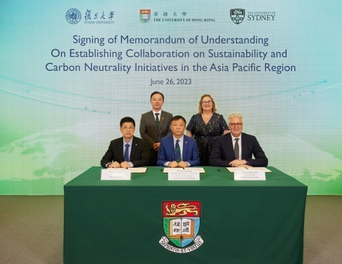 MoU signing witnesses: Professor Xiang Zhang, President and Vice-Chancellor of HKU;  and Professor Kathy Belov, Vice-President (Global and Research Engagement) of U of Sydney
Representatives of the three parties in signing (from left): Professor Lei Xu, Vice-President of Fudan U; Professor Peng Gong, Vice-President (Academic Development) of HKU; and Professor Mark Scott, Vice-Chancellor and President of U of Sydney