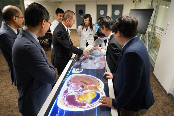 位於余振強醫學圖書館Techmezz的Anatomage虛擬解剖桌為頂尖的擴增實境（AR）設施，讓學生以創新方式探索和學習人體解剖學。
 