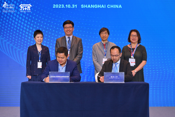 (From left) The MoU is signed by Professor Daisong LIU, Deputy Dean of SIIDB and Professor Kelvin TO, Clinical Professor in the Department of Microbiology at HKU. The signing is witnessed by Professor Fan WU, Dean of SIIB; Mr Hao ZHANG, Vice Director of the Shanghai Municipal Health Commission; Professor YUEN Kwok-yung and Professor Vivian LIN, Executive Associate Dean of HKUMed