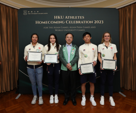 HKU President Professor Xiang Zhang presented commendations to the HKU elite athletes.  