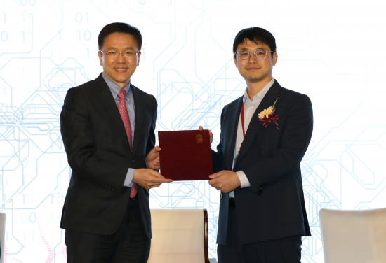 Professor Sun Dong, Secretary for Innovation, Technology and Industry presents the award to Dr Can Li.