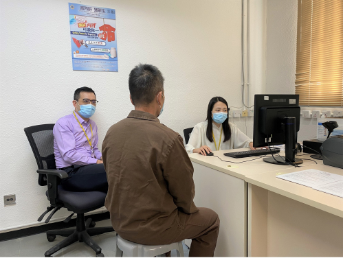 The programme was launched at Stanley Prison, with the research study leaders, Professor Richard Yuen Man-fung (left) and Dr Loey Mak Lung-yi (right), providing a consultation to an individual in custody.
 