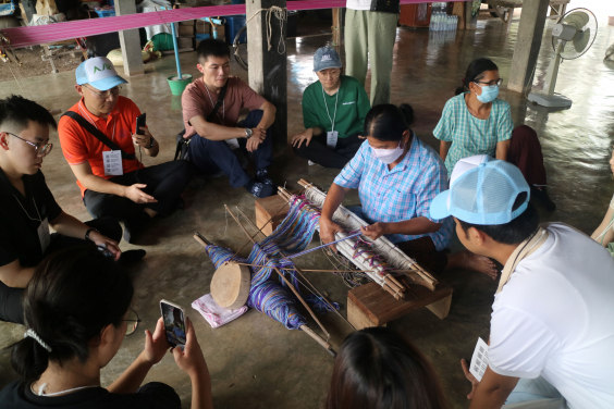 The delegation visits Thaiberng Folk Museum to learn about the safeguarding of rural folk
culture