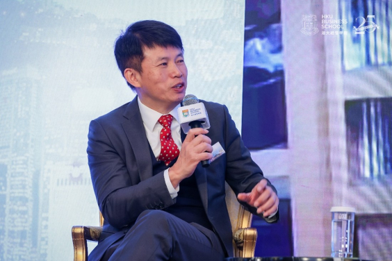 港大經管學院院長兼經濟學講座教授蔡洪濱教授主持論壇。