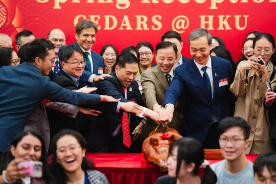 港大校長張翔教授、副校長（商業策略）林晨教授以及學生事務長楊偉國教授主持切燒豬儀式。