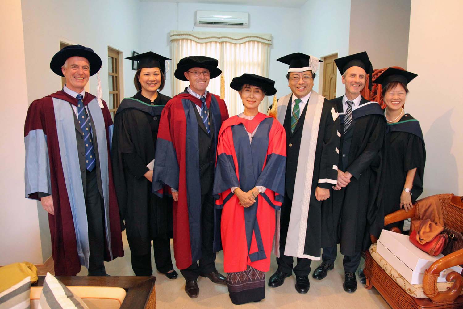 HKU delegation presents Honorary Degree and two honorary posts to Daw Aung  San Suu Kyi in Burma - Press Releases - Media - HKU