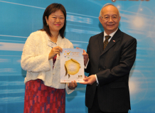  Ms Katherine Ma, HKU Director of Communications, receives the “Gold Award” from Government Chief Information Officer Mr Daniel Lai. 
