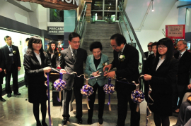 許江國采女士(許士芬夫人)、 許晉義先生(左)及香港大學校長徐立之教授主禮礦物節2013的開幕儀式