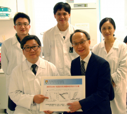 香港大學李嘉誠醫學院兒童及青少年科學系涂文偉博士(前排左)及劉宇隆教授(前排右)領導的研究團隊