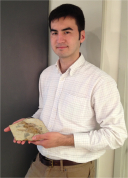 香港大學地球科學系的文嘉棋博士 和手持的燕鳥化石: 來自中國，早白堊紀 的一種短尾雀鳥。(相片由 許士芬地質博物館 提供)